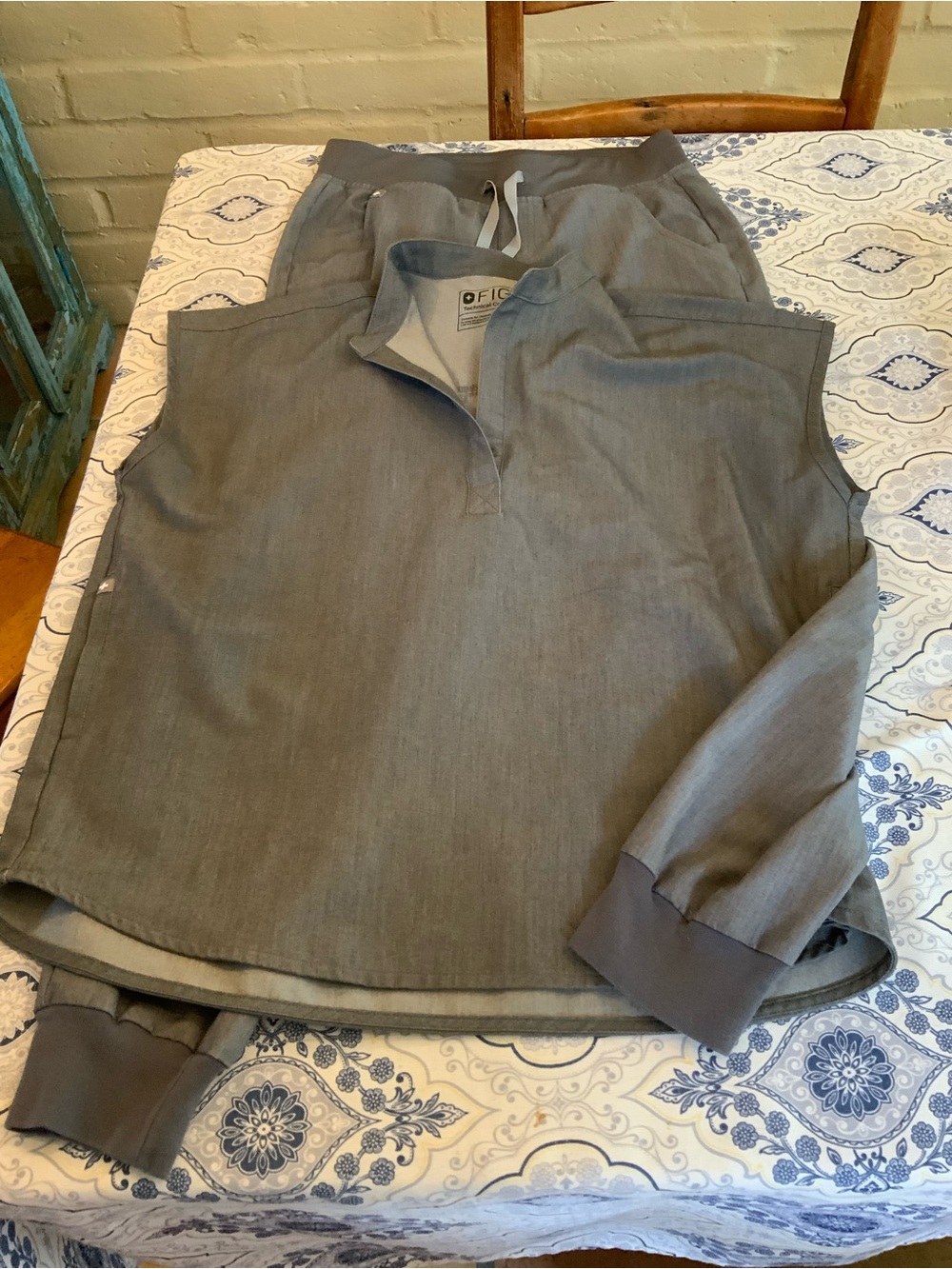 Figs Heather Gray Women's Jogger Scrub Set